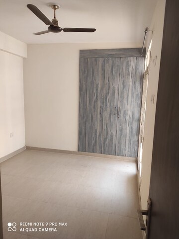 Room in 2 BHK Apartment at Supertech Czar Suites, Omicron I Greater Noida – for Rent