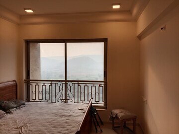 Room in 2 BHK Apartment at Hiranandani Fortune City, New Panvel – for Rent