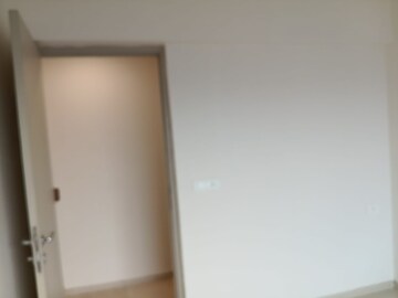 Room in 2 BHK Apartment at Hiranandani Fortune City, New Panvel – for Rent