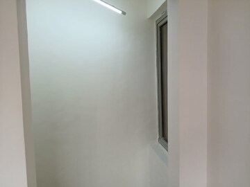 Room in 2 BHK Apartment at Hiranandani Fortune City, New Panvel – for Rent