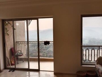 Room in 2 BHK Apartment at Hiranandani Fortune City, New Panvel – for Rent