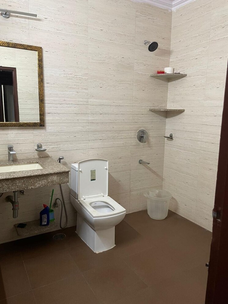 Bathroom, dlf-the-carlton-estate 3 Bedroom 1350 Sq.Ft. Apartment In Dlf Phase V Gurgaon 8181546