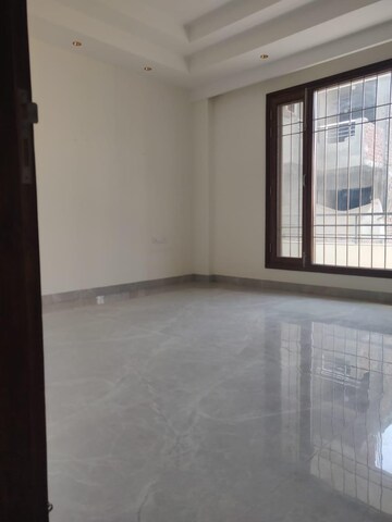Room in 3 BHK Apartment at Unitech Escape, Sector 50 – for Sale
