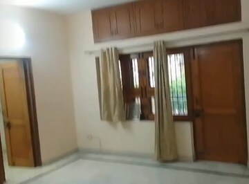 Living Room in 2.5 BHK Builder Floor at Sector 29 – for Rent