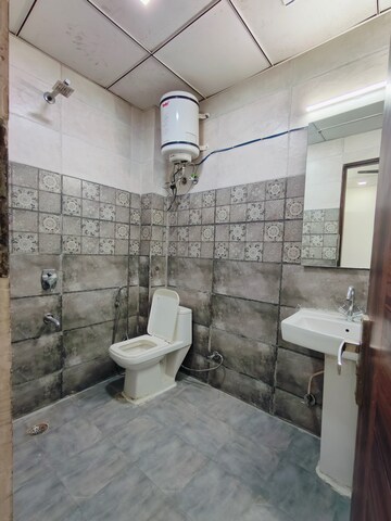 Bathroom in 1 RK Builder Floor at Sector 43 – for Rent