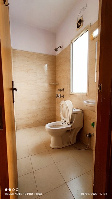 Bathroom in 1 RK Builder Floor at Sector 43 – for Rent