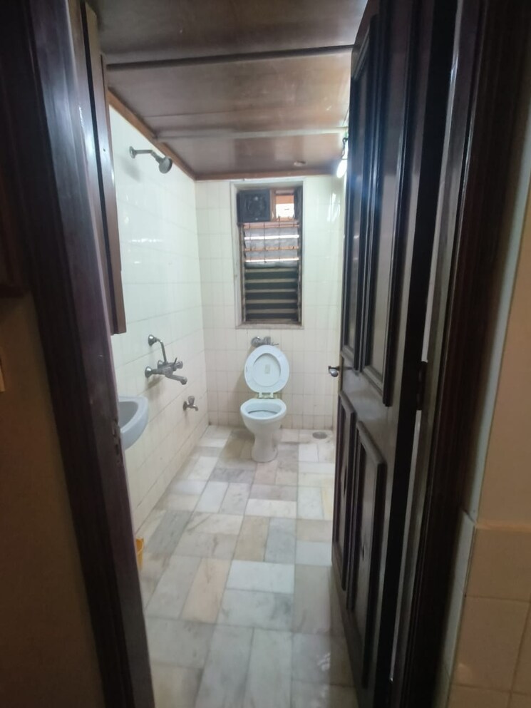 Bathroom, usha-villa 3 Bedroom 1500 Sq.Ft. Apartment In Santacruz West Mumbai 8182025