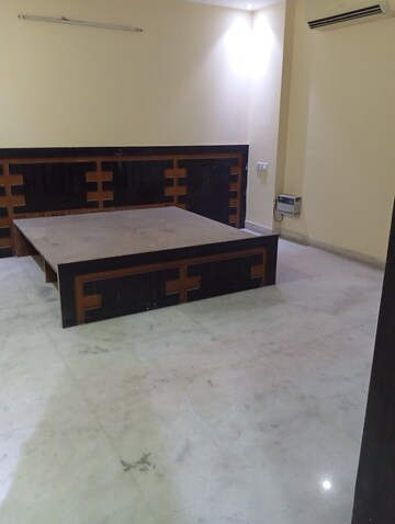 Room in 3.5 BHK Builder Floor at Krishna Nagar – for Rent