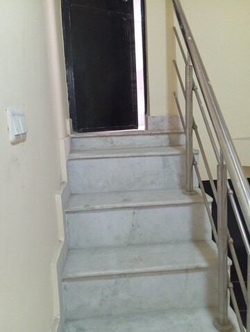 Furnished Amenities in 3.5 BHK Builder Floor at Krishna Nagar – for Rent