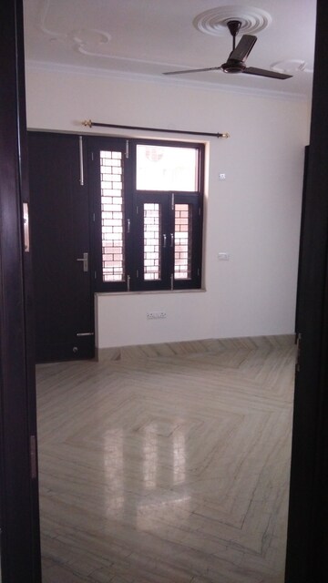 Room in 3 BHK Apartment at Ansal Sushant Estate, Sector 52 – for Rent