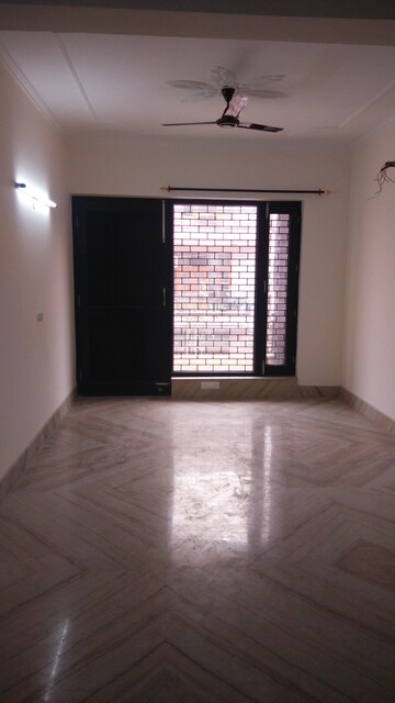 Room in 3 BHK Apartment at Ansal Sushant Estate, Sector 52 – for Rent