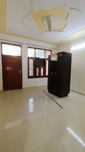 Room in 3 BHK Builder Floor at Sector 23 – for Rent