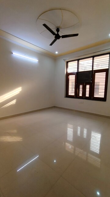 Room in 3 BHK Builder Floor at Sector 23 – for Rent