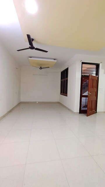 Room in 3 BHK Builder Floor at Sector 23 – for Rent