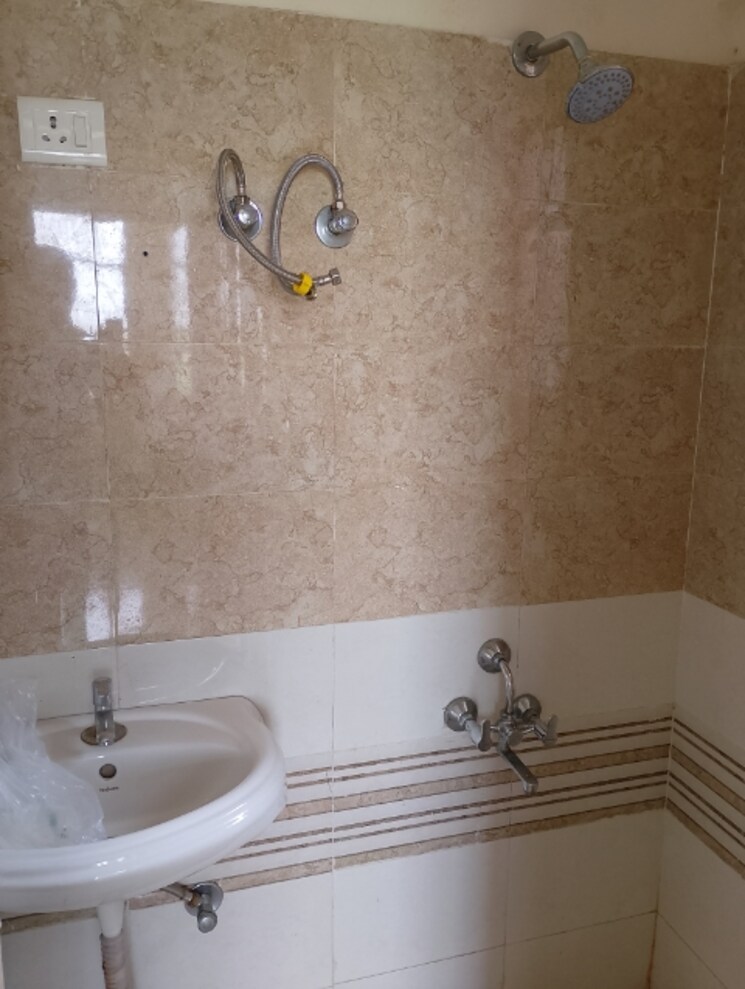 Bathroom, pareena-laxmi-apartments 2 Bedroom 453 Sq.Ft. Apartment In Sector 103 Gurgaon 8182495