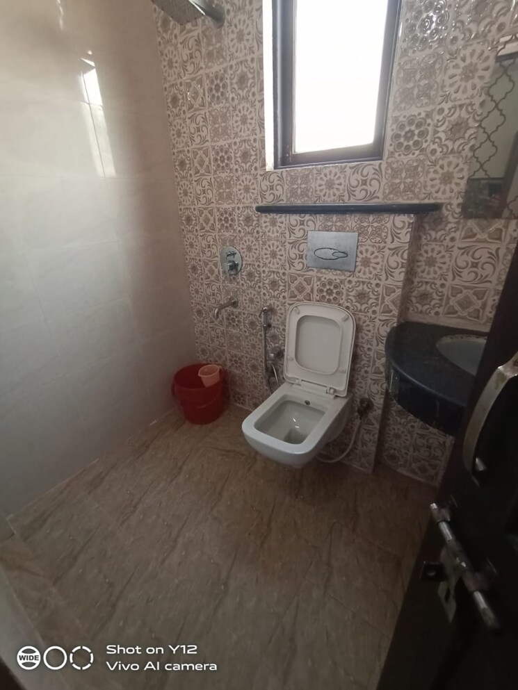 Bathroom, east of kailash 2 Bedroom 125 Sq.Yd. Builder Floor In East Of Kailash Delhi 8182611