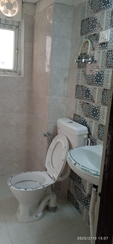Bathroom in 2.5 BHK Apartment at Signature Global Proxima, Sector 89 – for Rent