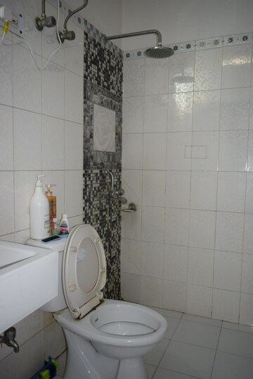 Bathroom in 3 BHK Builder Floor at Ardee City, Sector 52 – for Rent