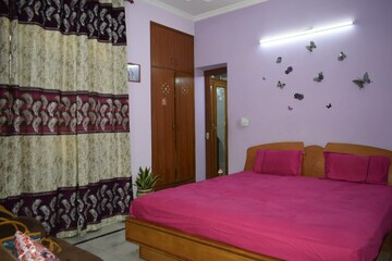 Bedroom in 3 BHK Builder Floor at Ardee City, Sector 52 – for Rent