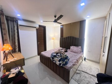 Bedroom in 3 BHK Builder Floor at Sector 43 – for Rent