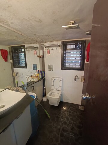 Team Area in 1 BHK Apartment at Usha Sadan Apartment, Colaba – for Rent