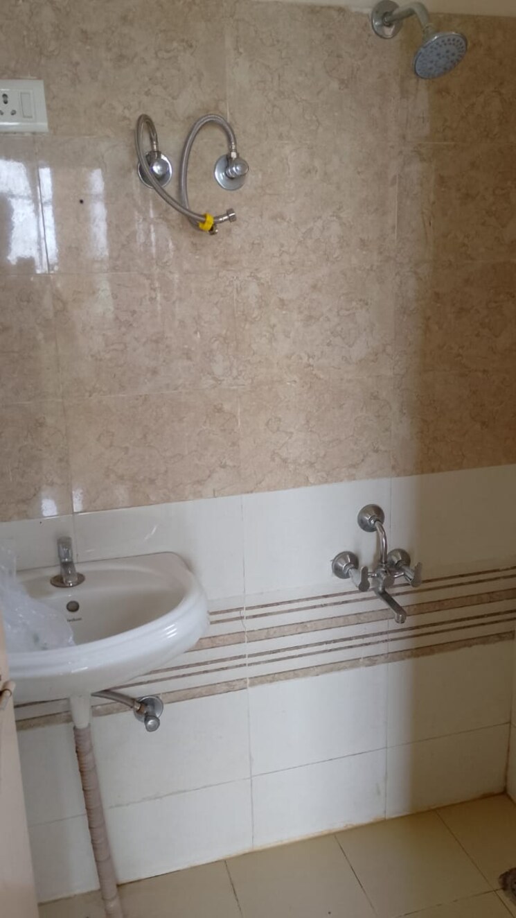 Bathroom, pareena-laxmi-apartments 2 Bedroom 453 Sq.Ft. Apartment In Sector 103 Gurgaon 8183375