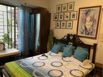 Bedroom in 4 BHK Apartment at Bandra West – for Rent