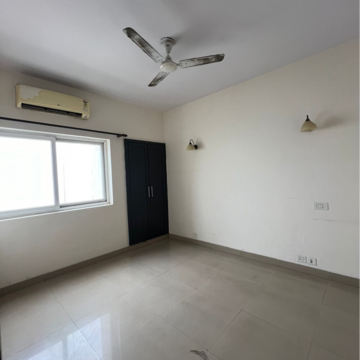 Room in 3.5 BHK Apartment at Spaze Privy, Sector 72 – for Rent