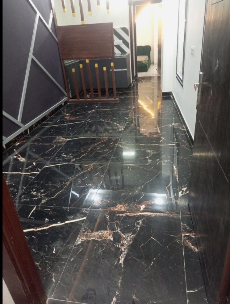 Room, sector 73 2 Bedroom 1050 Sq.Ft. Builder Floor In Sector 73 Noida 8183412