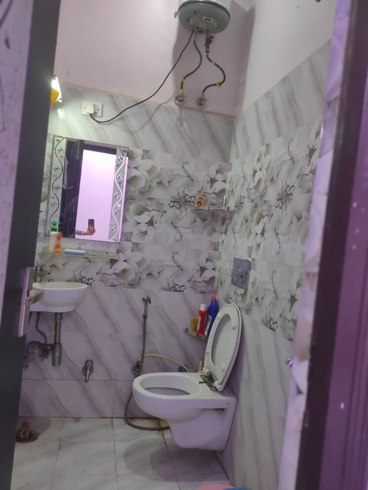 Bathroom, raj nagar extension 6+ Bedroom 120 Sq.Yd. Independent House In Raj Nagar Extension Ghaziabad 8183781