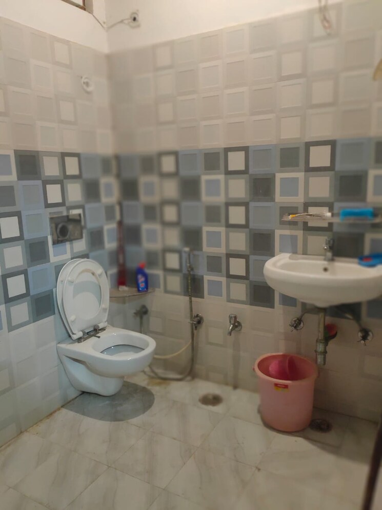 Bathroom, raj nagar extension 6+ Bedroom 120 Sq.Yd. Independent House In Raj Nagar Extension Ghaziabad 8183831