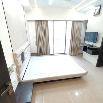Master Bedroom in 3 BHK Apartment at Vile Parle West – for Rent