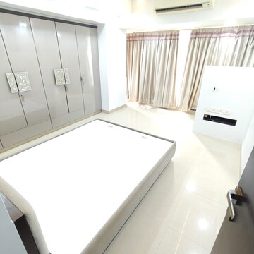 Master Bedroom in 3 BHK Apartment at Vile Parle West – for Rent