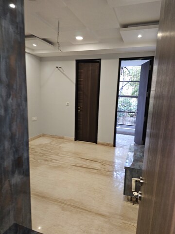 Furnished Amenities in 3 BHK Builder Floor at Ashoka Niketan – for Sale