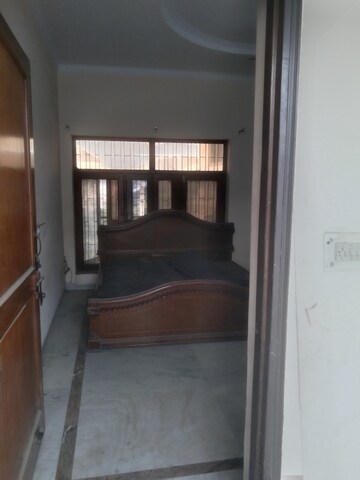 Room in 2 BHK Builder Floor at Sector 28 – for Rent