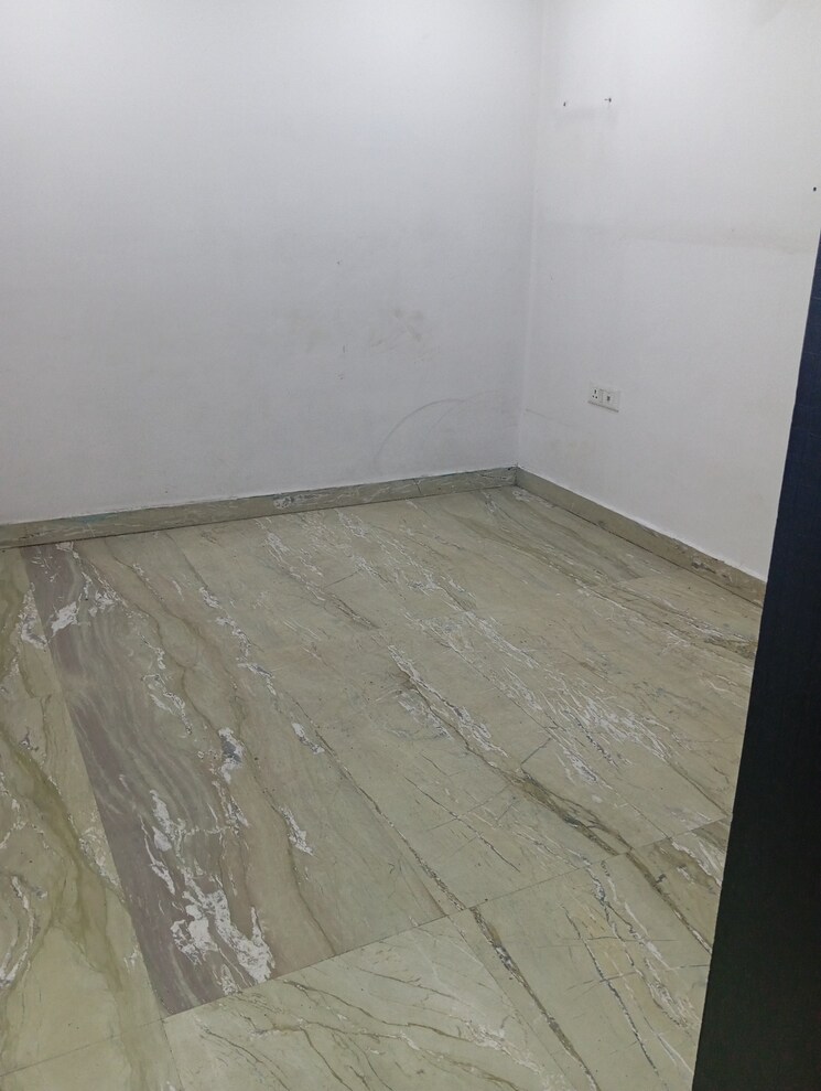 Room, krishna nagar 3 Bedroom 125 Sq.Yd. Builder Floor In Krishna Nagar Delhi 8184007
