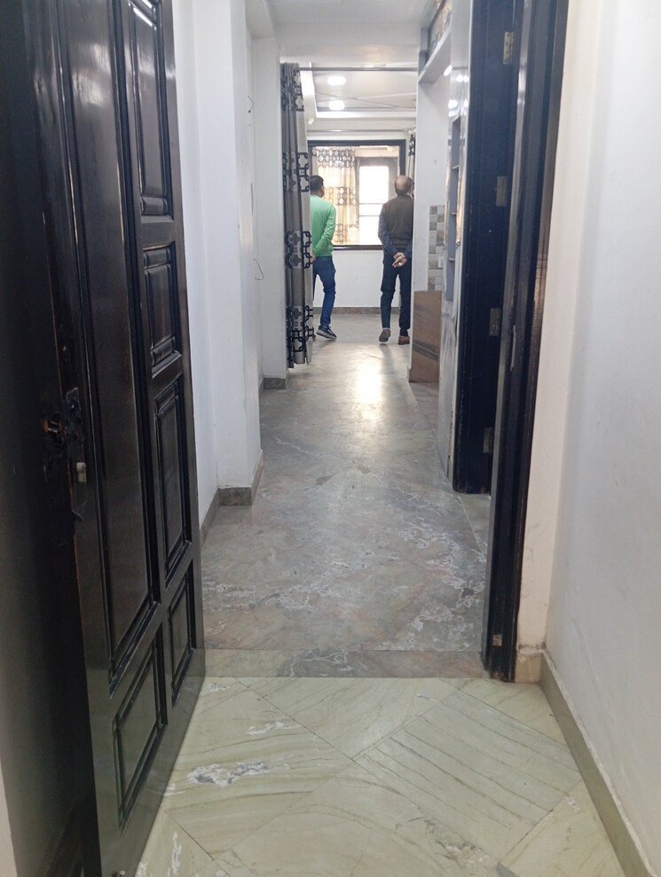  Parking, krishna nagar 3 Bedroom 125 Sq.Yd. Builder Floor In Krishna Nagar Delhi 8184007