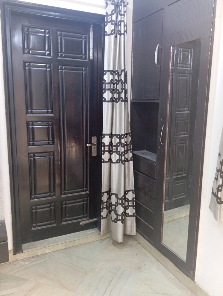 Room, krishna nagar 3 Bedroom 125 Sq.Yd. Builder Floor In Krishna Nagar Delhi 8184007