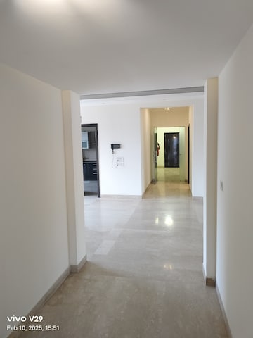 Room in 4 BHK Apartment at Vipul Belmonte, Sector 53 – for Rent