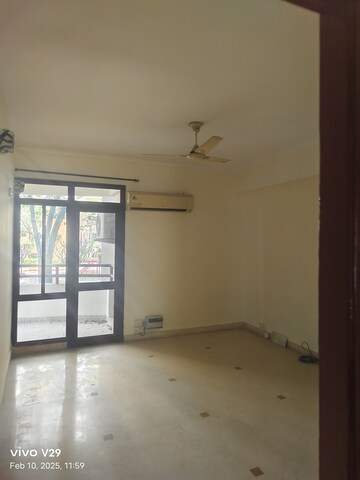 Room in 4 BHK Apartment at Vipul Belmonte, Sector 53 – for Rent