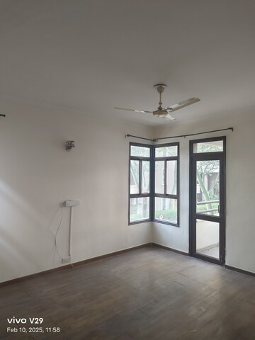 Room in 4 BHK Apartment at Vipul Belmonte, Sector 53 – for Rent