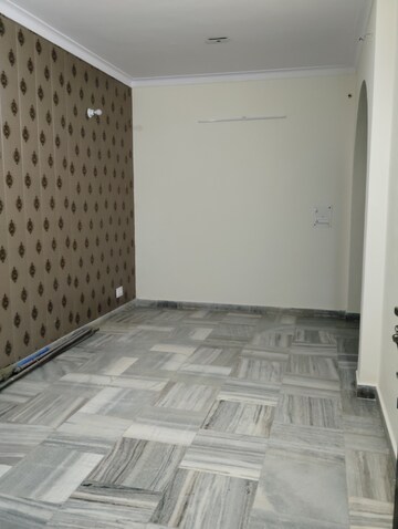 Living Room in 2 BHK Builder Floor at Sector 16 – for Rent