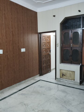 Bedroom in 2 BHK Builder Floor at Sector 16 – for Rent