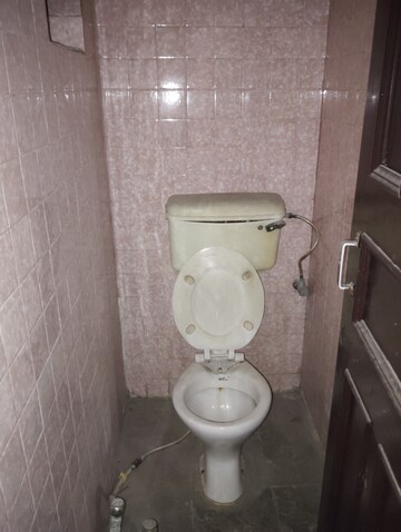 Master Bedroom in 2 BHK Builder Floor at Sector 16 – for Rent