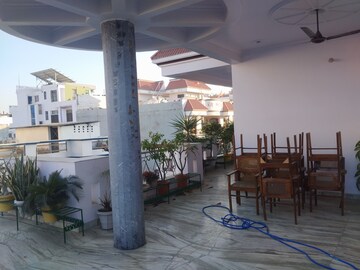 Parking in 2 BHK Apartment at Gomti Nagar – for Rent