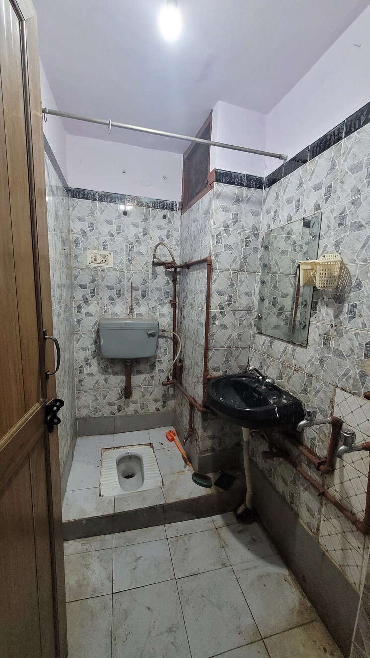 Bathroom, dilshad colony 1 Bedroom 500 Sq.Ft. Builder Floor In Dilshad Colony Delhi 8184654