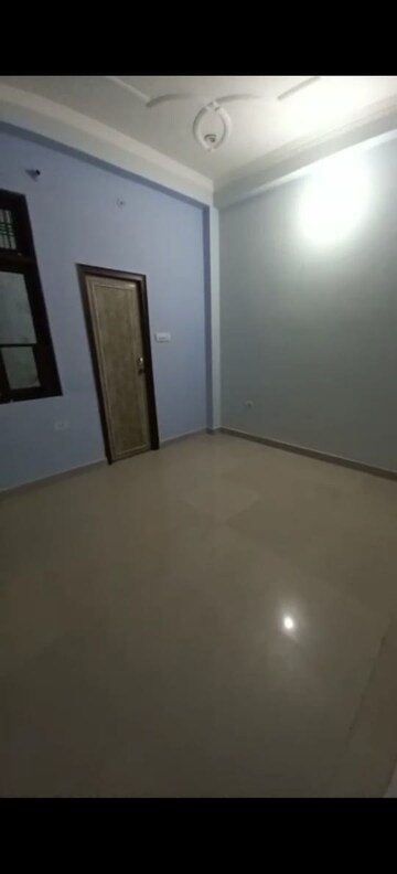 Room in 2 BHK Apartment at Aliganj – for Rent