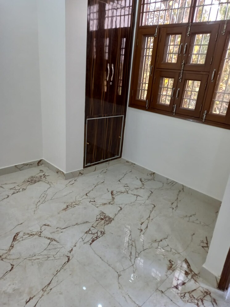 Bedroom, paschim vihar 2.5 Bedroom 70 Sq.Yd. Apartment In Paschim Vihar Delhi 8185095