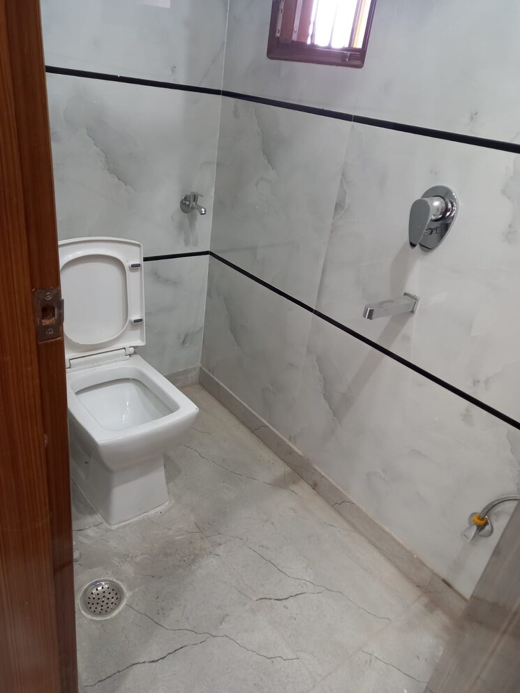 Bathroom, paschim vihar 2.5 Bedroom 70 Sq.Yd. Apartment In Paschim Vihar Delhi 8185095