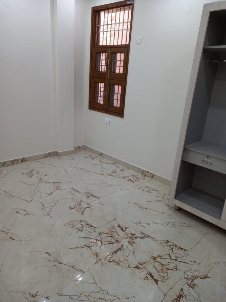 Room, paschim vihar 2.5 Bedroom 70 Sq.Yd. Apartment In Paschim Vihar Delhi 8185095